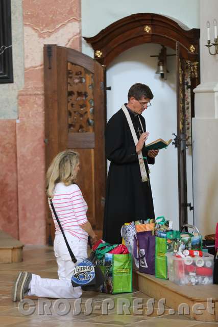 2016.09.10_14.27.19_99.JPG - Segnung der Devotionalien