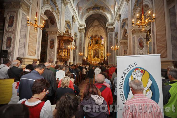 2016.09.17_15.30.18.JPG - Dicht an dicht bis zum Eingangstor standen die Pilger.