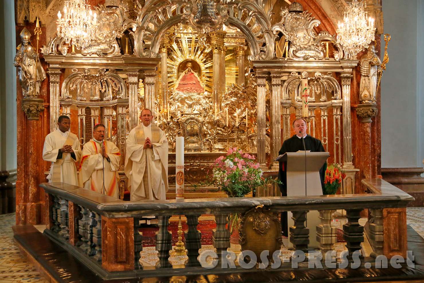 2017.05.27_14.33.00.jpg - Pfarrer P. Michael Staberl begrüßt Erzbischof Sleiman und den Nationaldirektor von "missio", P. Karl Wallner OCist .