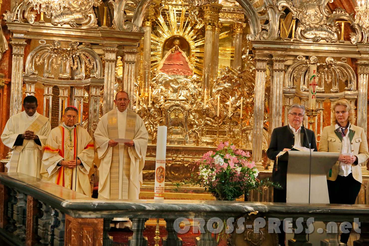 2017.05.27_14.58.22_b.jpg - Fürbitten, gelesen von Herbert Rechberger (Nationaldirektor von "Kirche in Not") und Monika Schwarzer-Beig ("Missio").