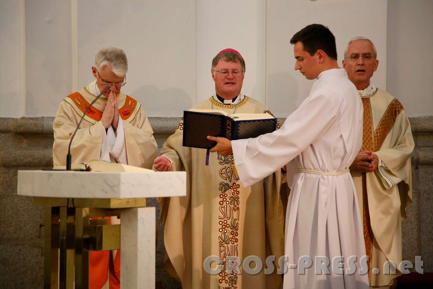 2017.06.26_18.38.34.jpg - Der Linzer Diözesanbischof Manfred Scheuer zelebrierte die Gedenkmesse zum Fest des Gründers des Opus Dei in der Linzer Spitalskirche.