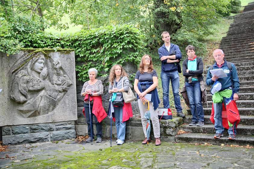 JahresWallfahrt von Radio Maria Austria Eine Gruppe Wallfahrer ging betend zu Fuß von der Donau aus zur Basilika.