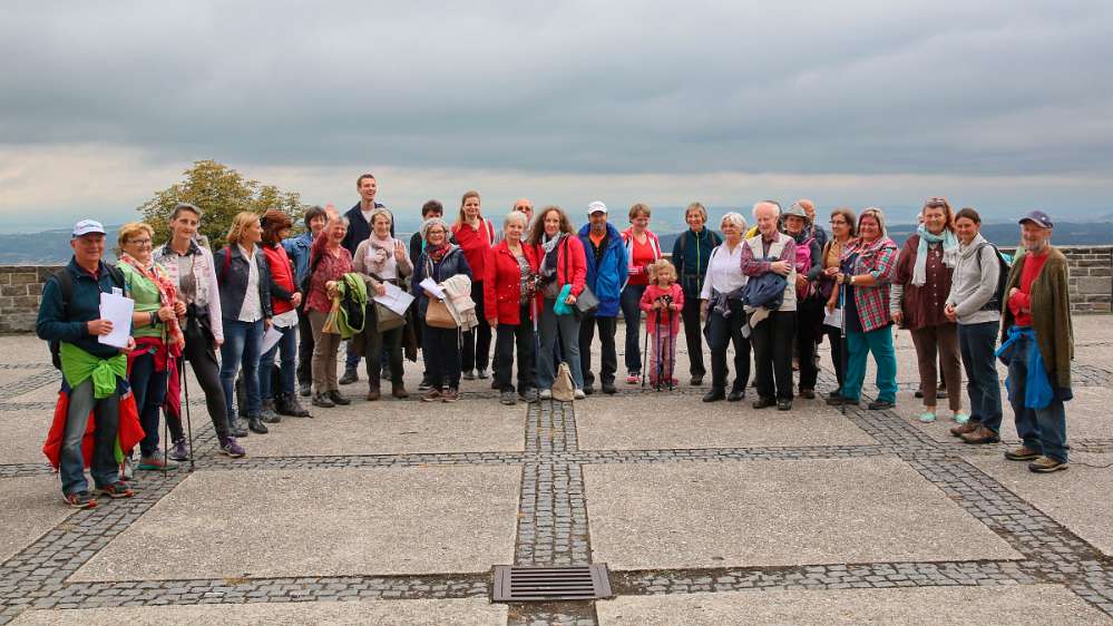 JahresWallfahrt von Radio Maria Austria Pilger nach dem Fußmarsch auf dem Platz vor der Basilika.