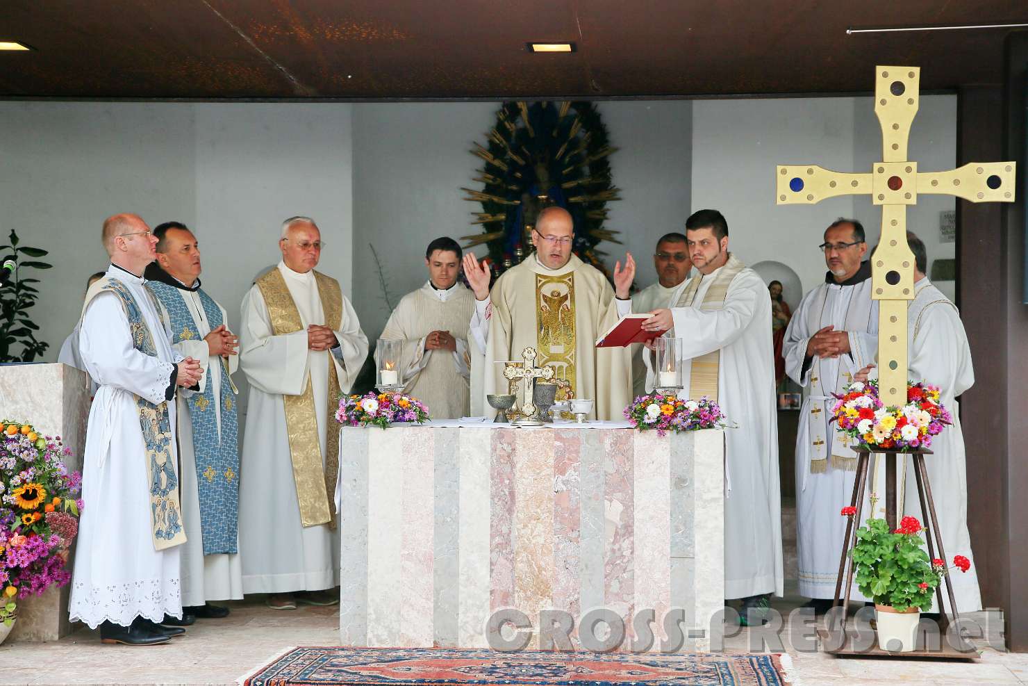 2017.09.30_15.50.29.jpg - Hochgebet.   V.l.n.r: Hw. Mario Oršolić (Pfarrer in Innsbruck), P. Vislav Krijan (Leiter der Mission in Traunreut), P. Zlatko Špehar (Pfarrer in Salzburg), Hw. Tihomir Paušić (Diakon in Salzburg), Hw.Dr. Tomislav Markić (Leiter der kroatischen Auslandsseelsorge), Hw. Josip Kašljević (Diakon in Innsbrucku), P. Krstijan Montina (Leiter der Pfarre in Kufstein - Sparchen), P. Pero Karajica (Pfarrer om Dobrinja), Hw. Juraj Kostelac (Leiter der Mission in Feldkirch).