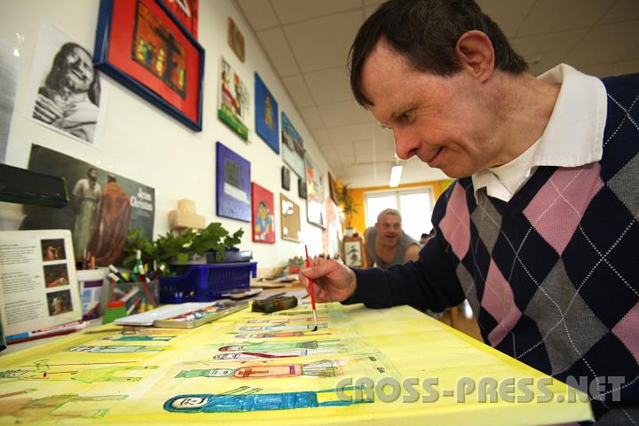 2010.03.31_10.36.18.jpg - Andreas Schiefer bereitet das Malen gro�e Freude, doch gleichzeitig erlebt er das leidvolle Geschehen Jesu als "13. Apostel" mit.   In seinem "Atelier" in der Lebenshilfe-Werkstatt.