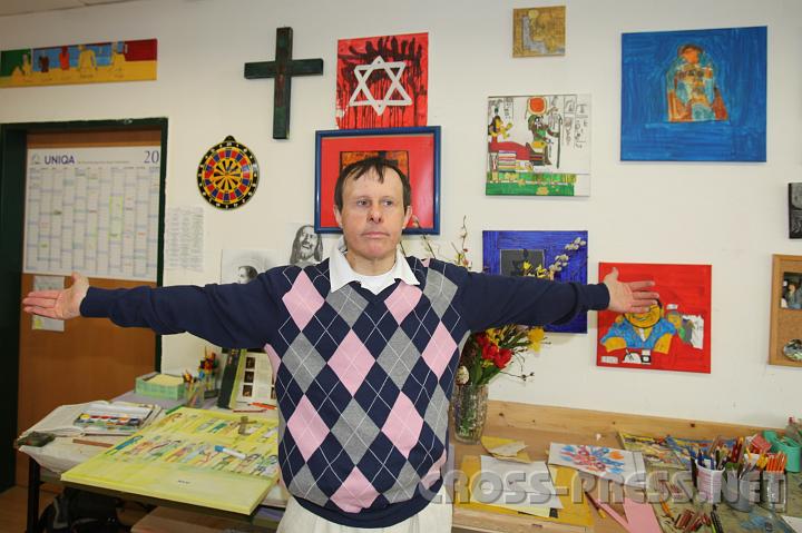 2010.03.31_10.48.38.jpg - Andreas kann nicht gut reden, aber er dr�ckt seine Gef�hle durch seine Bilder und manchmal Gesten aus.   Das hei�t: "Gottes Liebe ist so gro�" und "So war der arme Jesus am Kreuz".