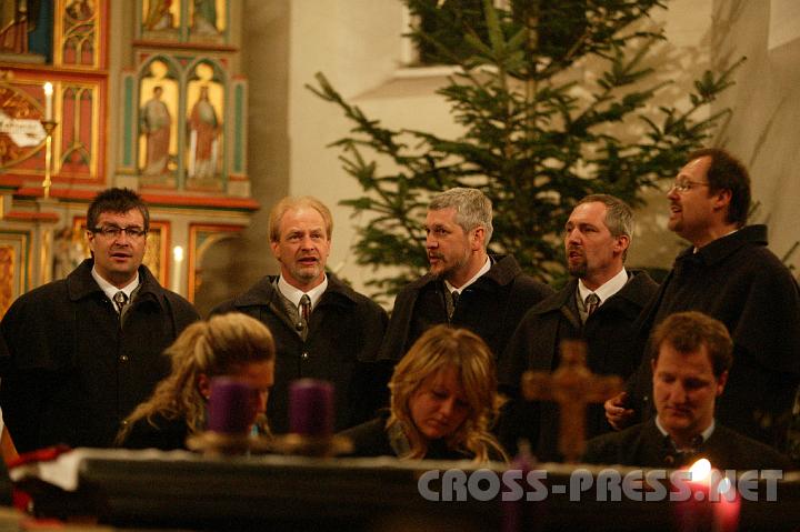 2008.12.13_20.38.08.JPG - "D'Urltaler S�ngerrunde" bot ein sehr h�renswertes Repertoire, und zwar nicht nur absolut professionell, sondern auch dem Anlass entsprechend, sehr gef�hlvoll.   Davor: Der "Talschluss-Dreigesang" aus Salzburg.