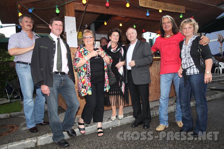 2009.07.04_20.04.13.jpg - Gastgeber Bgm. Alois Panstingl (2.v.l.) und Gattin Johanna  (1.v.r.) empfingen die G�ste: Werner Fiedler, Adele Ritt, Elfi Unterbuchschachner, NR G�nter K�ssl und Stargast Waterloo.