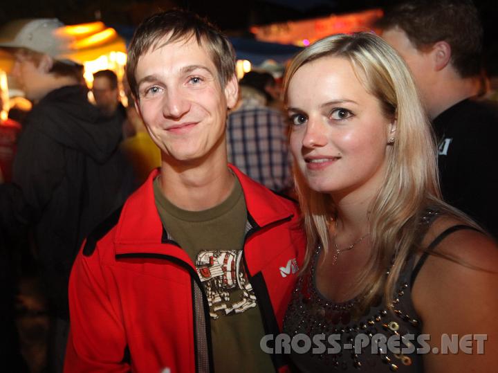 2009.07.04_22.12.03.jpg - Andreas Schweitzer und Regina Prendl im Festget�mmel entlang der Ertler Hauptstrasse.