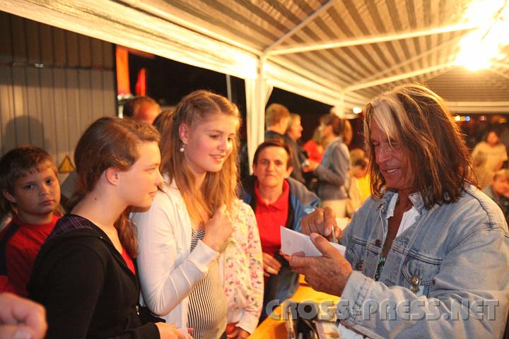 2009.07.05_00.08.31.jpg - Bei der langen Autogrammstunde im Festzelt.   Nicht nur die Generation der 70er ist von Waterloo begeistert.
