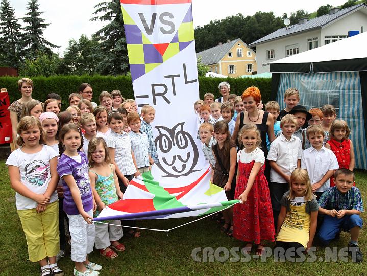2009.07.05_10.13.35_01.jpg - Zum Dorffest gab es am Sonntag ein Fahnenfest.   Feierlich hissten die Sch�ler der VS Ertl ihre neue, selbstgestaltete Schulfahne.  Mit OSR Dir.Edith Dorfmayr-Ripka (vorne) und den Lehrerinnen Alexandra Staudinger, Sabine Kondelik und Christa Hellemann.