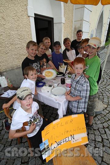 2009.07.05_10.52.08.jpg - Die Ertler Ministranten boten beim Dorffest vor der Sakristei ihre selbstgebackenen Waffeln an.