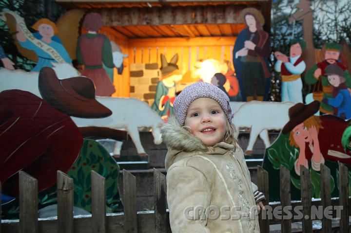 2009.12.13_16.09.27_01.jpg - Bis es angekommen ist, vertritt die kleine Selina Senekovic aus St.Peter das Christkind bei der gro�en Krippe am Stadtplatz.