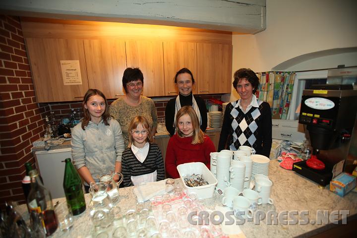 2009.12.13_16.20.15.jpg - Das flei�ige Team vom "Missionscafe".
