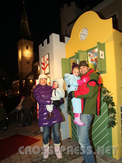 2009.12.13_16.49.35_01.jpg - Familie Aigner aus Ferschnitz vor einem Adventkalender-H�uschen.
