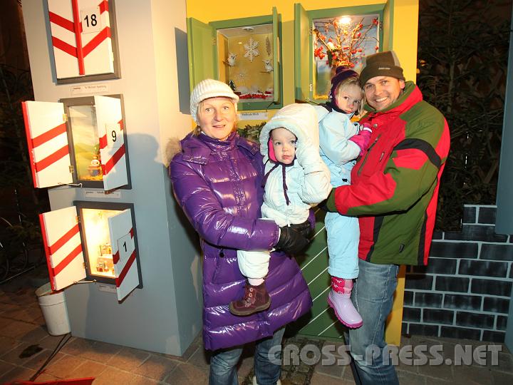 2009.12.13_16.50.09.jpg - Trinity und Angelina, die T�chter der britisch-mostviertlerischen Multikulti-Family Aigner, warten auf das �ffnen des heutigen Adventkalender-Fensters.
