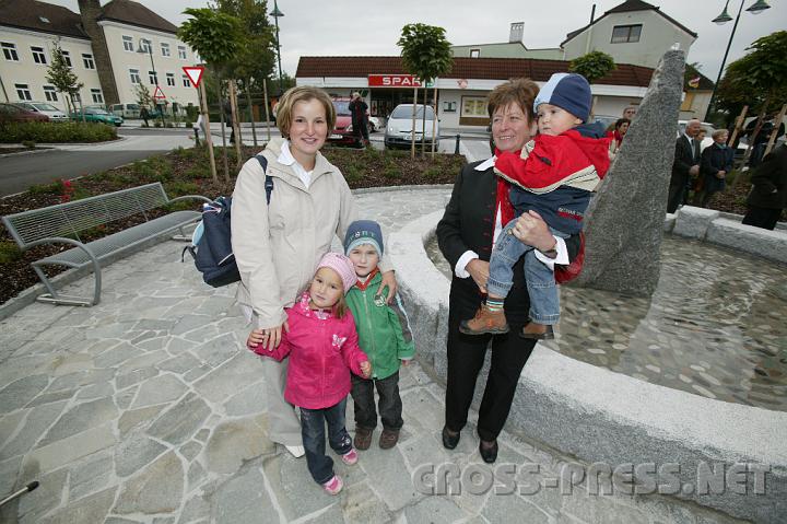 2008.09.21_10.59.11.JPG - Claudia Perndl mit Lisa, Michael und Lukas mit Oma.