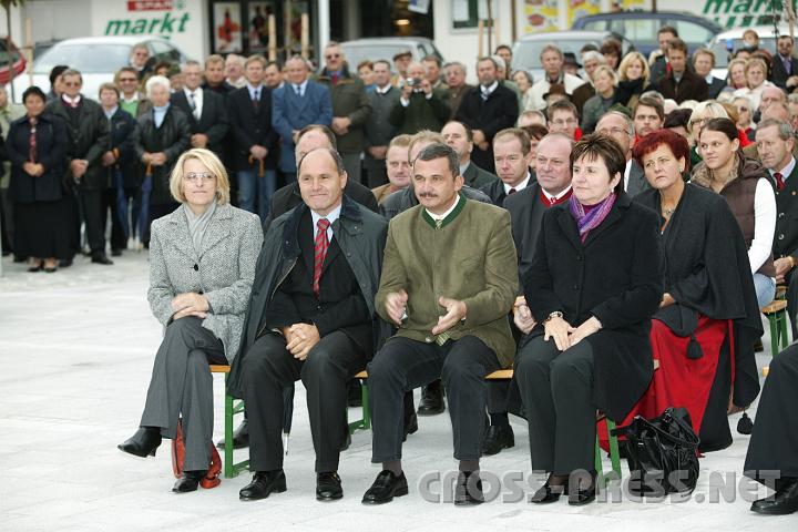 2008.09.21_11.06.26.JPG - In der ersten Reihe, v.l.n.r.: NR Ulrike K�nigsberger-Ludwig, LR Mag. Wolfgang Sobotka, B�rgermeister Manfred Schimpl, LAbg. Michaela Hinterholzer.