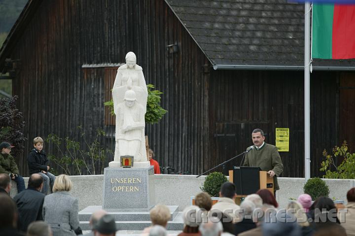 2008.09.21_11.20.56_01.JPG - Das Kriegerdenkmal erhielt einen neuen Platz.