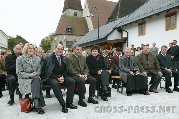 2008.09.21_11.01.53.JPG - Bei der Dorfplatzer�ffnung, v.l.n.r.: LAbg. Franz Gratzer, NR K�nigsberger-Ludwig, LR Sobotka, Bgm. Schimpl, LAbg.Hinterholzer, Pfarrer Gornicki (Haidershofen) und Pfarrer Maresch (Vestenthal), Vizebgm. Rudolf Graf.