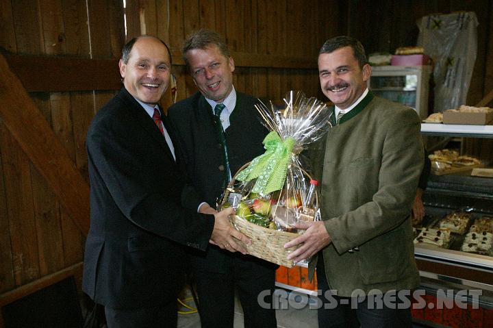 2008.09.21_12.32.34.JPG - Zum Dank f�r die finanzielle Unterst�tzung beim Bau des Dorfplatzes erhielt LR Sobotka einen Korb mit Spezialit�ten aus der Region, �berrreicht durch Vizebgm. Graf und Bgm. Schimpl.