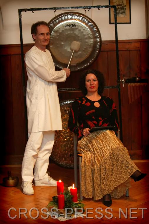 06.12.16_024 Gong-Musiker Christian Dangl, Schauspielerin Maria Lassl