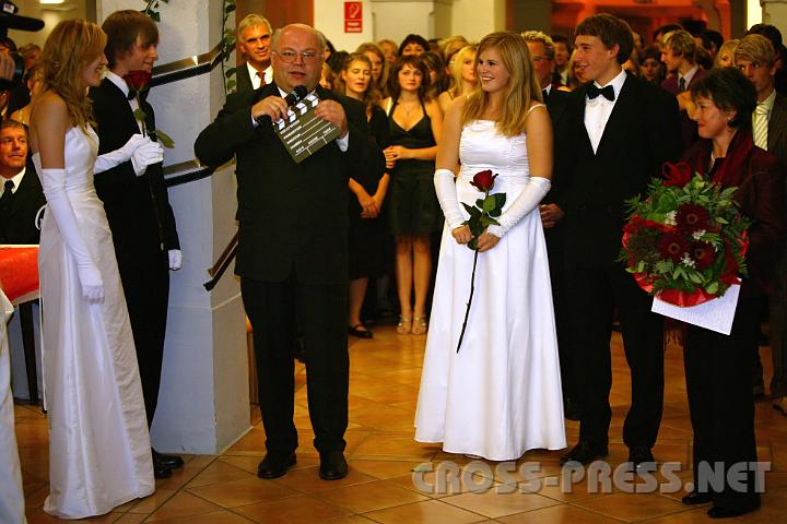 2008.09.20_20.55.14.JPG - Der heurige Maturaball des Stiftsgymnasiums stand unter dem Motto "Walk of Fame". Direktor Mag. P.Petrus Pilsinger er�ffnet den Abend im Stil eines Hollywood-Regisseurs: "Kamera l�uft - Film ab - Action!".  Neben ihm: Beate Str�bitzer und Matthias Weis, die Hauptorganisatoren, und Luzia Leitner, Elternvereinsobfrau.