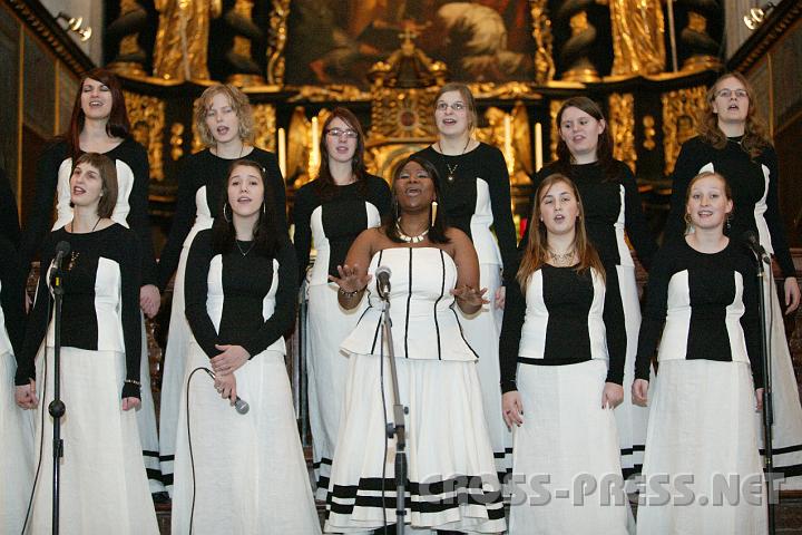2008.12.07_17.14.52.JPG - Smiley und die "Queens of Gospel".   Optisch schwarz-wei�, akustisch bunt und lebensfroh.