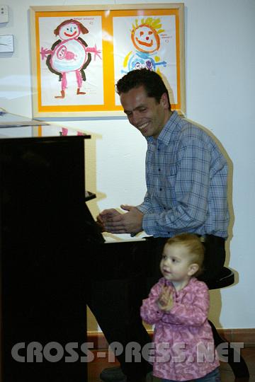 2009.01.11_15.57.36.JPG - W�hrend der Auff�hrung des Liedes "Du bist das Licht der Welt" durch den Chor des Stiftsgymnasiums unter Mag. Helmut Schaumberger sorgte eine kleine personifizierte "Freude der Welt" f�r Heiterkeit.