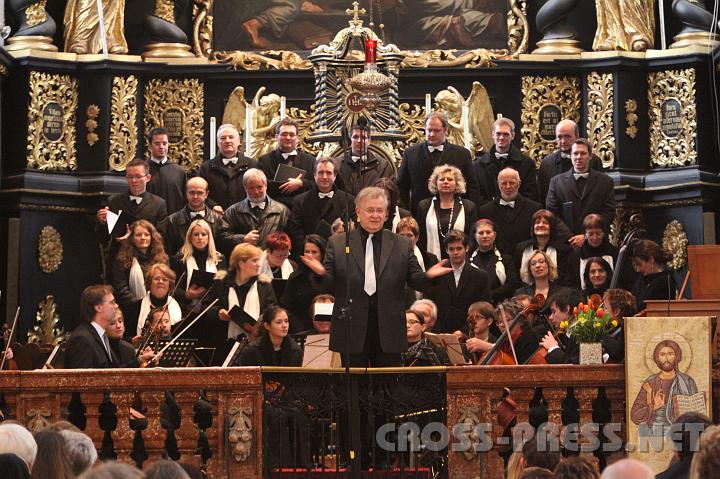 2009.03.22_17.10.02.jpg - Dirigent Anton Steingruber bedankt sich im Namen von Chor, Orchester und Solisten f�r den begeisterten Applaus des �beraus zahlreich erschienenen Publikums.