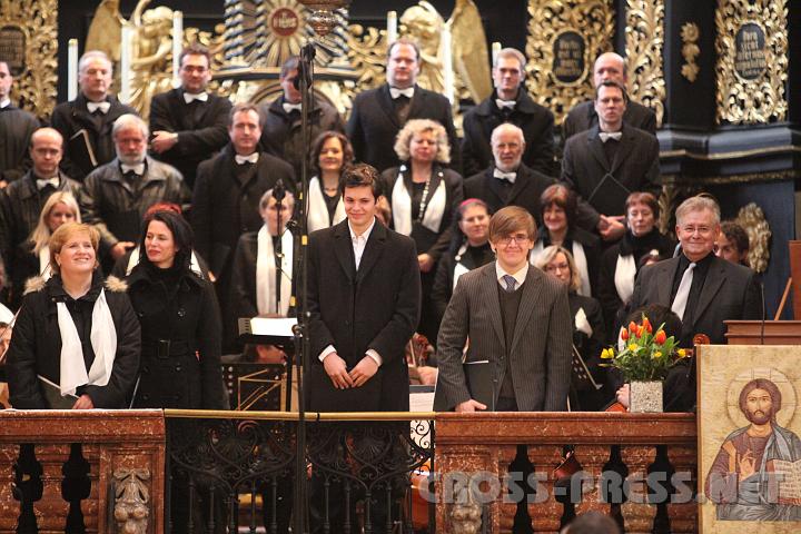 2009.03.22_17.16.06.jpg - Dir. Anton Steingruber freut sich mit dem Chor und den Solisten Edith Kaltenb�ck, Doris Pfleger, Philippe Spiegel und Sveinn D�a Hj�rleifsson �ber die Anerkennung des Publikums, welches ihre brilliante Auff�hrung zu sch�tzen wusste.
