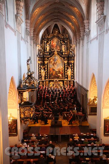 2009.10.04_16.45.57.jpg - Eindrucksvoll f�gen sich Chor und Orchester in den monumentalen Kirchenraum.