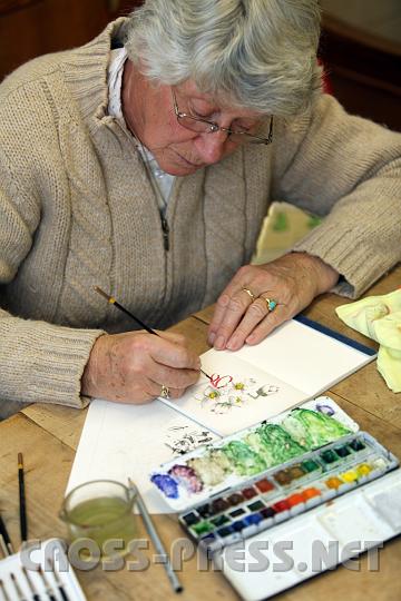 2009.12.02_20.19.27.jpg - Mit �u�erster Pr�zision wird das Motiv gemalt: auf diese Weise entstehen wundersch�ne Weihnachtsbillets, �ber die sich die Empf�nger schon jedes Jahr im Voraus freuen.