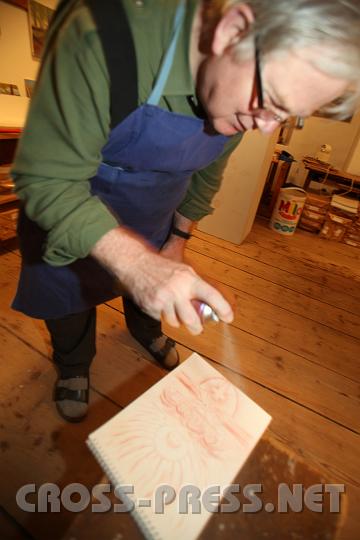 2009.12.02_21.08.49.jpg - Die R�telzeichnung wird mit Haarspray fixiert: "Am besten ist der billigste!"...