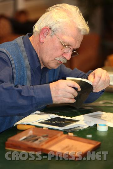 2009.12.02_21.15.37.jpg - Erhart ist sonst Glask�nstler, doch probiert er gern auch andere Techniken und Materialien aus.