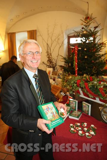 2009.12.13_11.49.00.jpg - "Udalschalks Erbe", B�rgermeister Franz Deinhofer, verkaufte pers�nlich das gleichnamige Buch �ber 900 Jahre Seitenstetten.