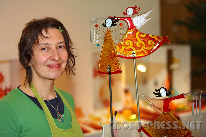 2009.12.13_12.11.48.jpg - Bunte zierliche und sehr elegante Glasengerl bot Eva Lobmayer aus Seitenstetten.