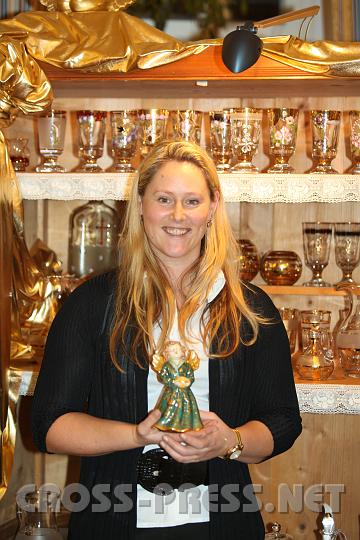 2009.12.13_18.09.43_01.jpg - Verena Gugler aus Haag ist eine sehr vielseitig begabte K�nstlerin: Glas, Keramik, Aquarellbilder.   Hier mit ihrem Keramik-Engerl.