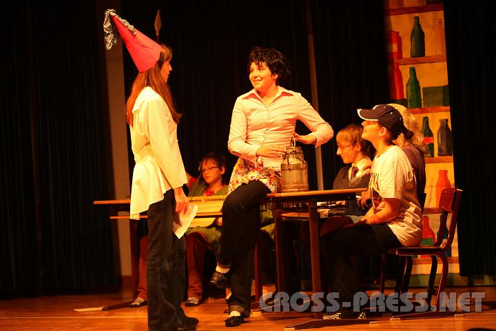 2010.04.16_18.51.07.jpg - Maria Dorfer alias Prof. Gertrude Schmutzer (Gertrude from the Schmutzerweide) mit Stefanie Baumgartner alias Prof. Ursula Eder im Mittelalter.