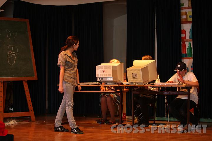 2010.04.16_19.06.47.jpg - Vera Malinar alias Prof. Markus Berger (MB-Roboter) in der Zukunft des Stiftsgym.