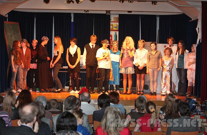 2010.04.16_19.11.43.jpg - Viel Applaus f�r die Sch�ler, die zugleich Schriftsteller, Regisseure und Schauspieler waren, sowie f�r die Mitglieder des Schulorchesters.