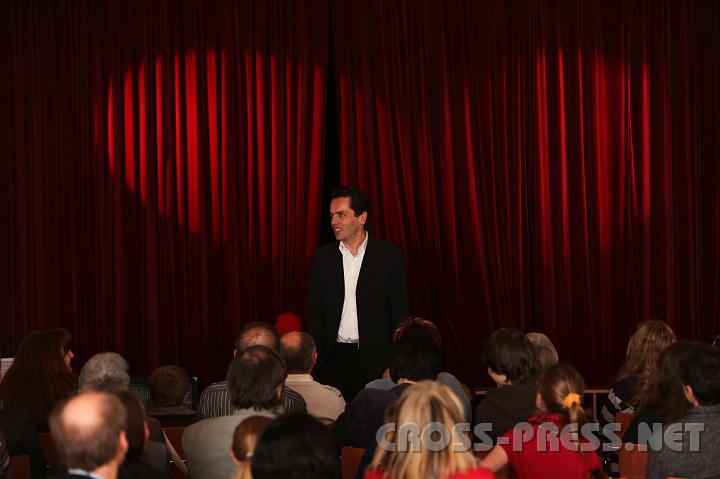 2010.04.16_19.12.42.jpg - Prof. Helmut Schaumberger n�tzte die Gelegenheit, sein Schulorchester zu promoten und den Maturanten noch einen letzten Auftritt zu erm�glichen.