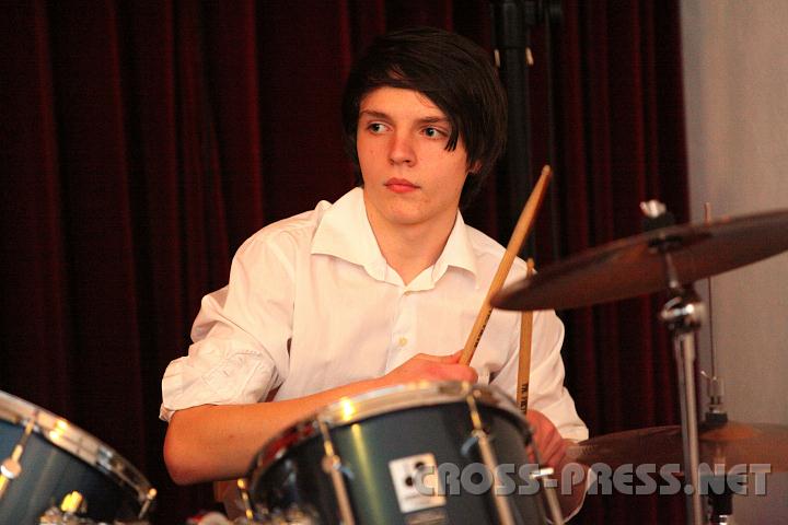 2010.04.16_19.22.40.jpg - Albin Tempelmayr aus der 6. am Schlagzeug.