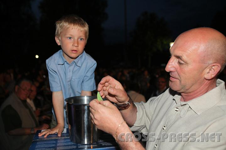 2010.04.30_19.42.22.jpg - Bei der Verlosung des Hauptpreises, dessen Gewinner nicht anwesend war.