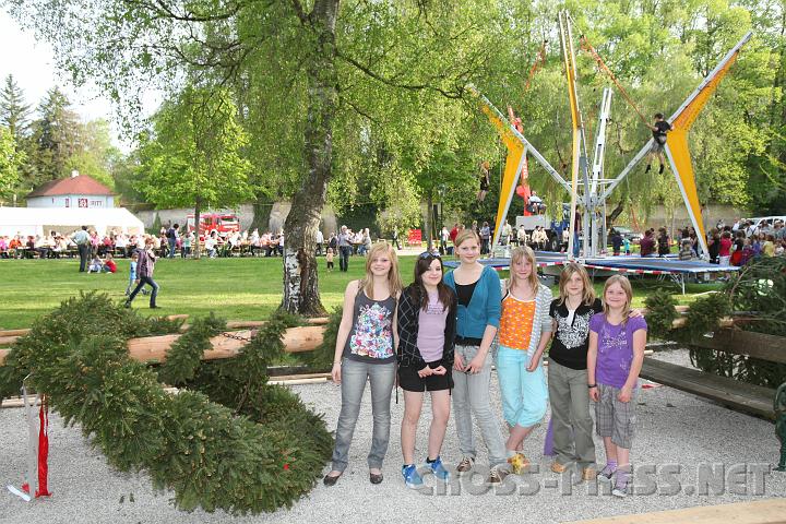 2010.04.30_16.46.30.jpg - Es geht gerade noch: ein Maibaumwipfel-Foto. V.l.n.r.: Nicole Hackl, Miriam Gruber, Kristina Hirtenlehner, Bianca Bremer, Karin Heller und Sophie Windhager. Dahinter als Attraktion f�r die Jugend das 4er Bungee-Trampolin.
