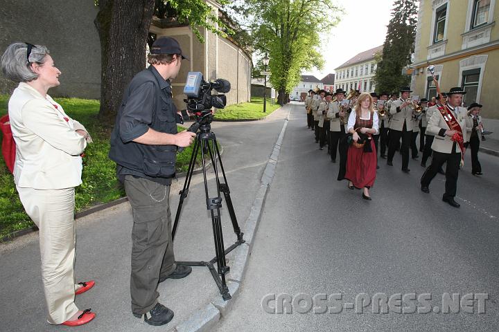 2010.04.30_17.03.36.jpg - Hermine Buchegger von der N�-Werbung mit Kameramann Paul Hien bei Dreharbeiten mit der Seitenstettner Musikkapelle unter Kapellmeister Gerald Loibl.