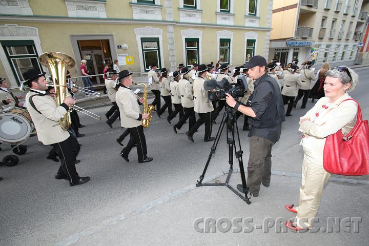 2010.04.30_17.03.44.jpg - Kameramann Paul Hien und N�-Werbung-Lady Hermine Buchegger als Koordinatorin vor Ort bei Dreharbeiten f�r die Serie "Schlemmerreisen" in Seitenstetten, die das Bayrische Fernsehen im n�chsten Jahr senden wird.