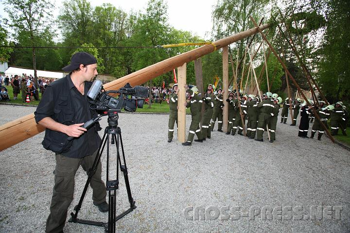 2010.04.30_17.29.39.jpg - Filmen beim Maibaumsetzen: "Kennen das die Bayern denn nicht?", h�rte man einen Zuschauer fragen.