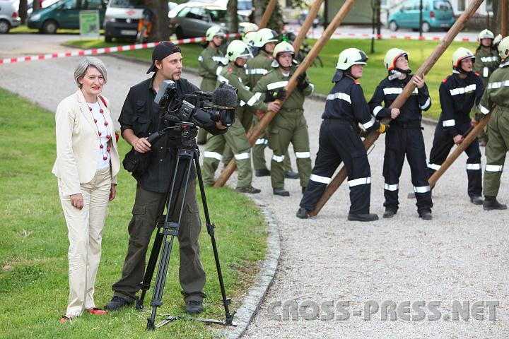 2010.04.30_17.31.42.jpg - Hermine Buchegger von der Nieder�sterreich-Werbung als Disponentin mit "ihrem" Kameramann Paul Hien vom Bayerischen Fernsehen, der f�r die Serie "Schlemmerreise" drehte.