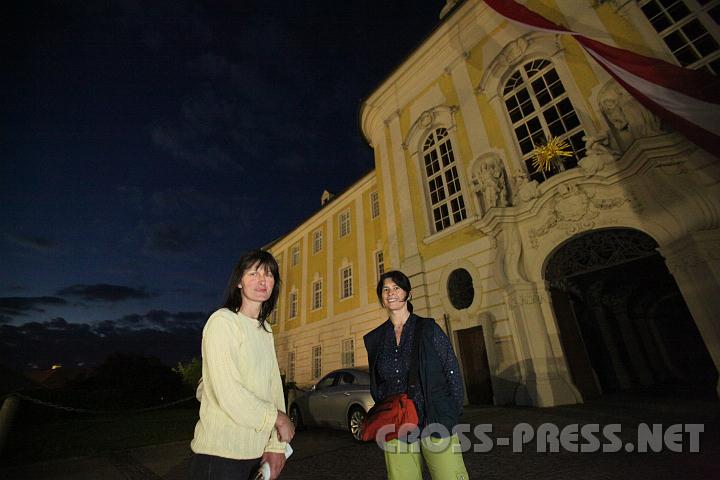 2010.06.04_22.14.01.jpg - Nach dem Vortrag nutzen manche noch den fr�hsommerlich warmen Abend zu pers�nlichem Austausch �ber das soeben Geh�rte vor dem Stift.